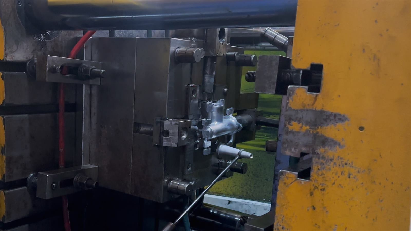 Automated manufacturing equipment